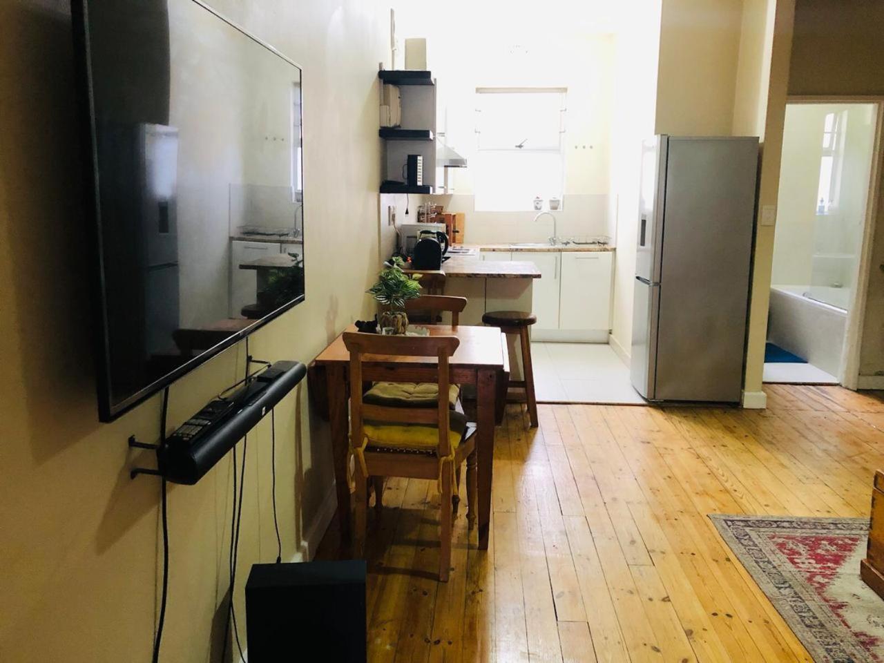 Charming, Central 1 Bed Apartment Кейптаун Екстериор снимка