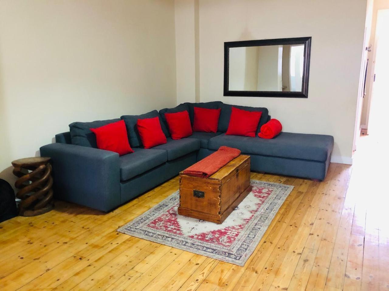 Charming, Central 1 Bed Apartment Кейптаун Екстериор снимка